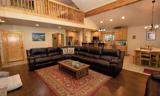 Welches House | CozyPines - Hot Tub, Pet-Friendly, WiFi, Fireplace