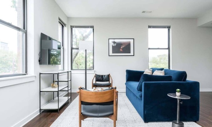 Music Row Apartment | CozySuites Music Row Stunning 2BR -free parking 35