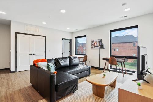 Lockerbie Square Apartment | CozySuites on Mass with garage parking #19