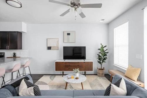Indianapolis Apartment | Cozysuites Stylish 4BR in the heart of Nora