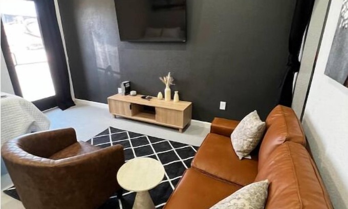Hobbs Apartment | Crash Pad -Studio East Room
