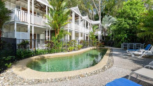 Port Douglas House | Craven Cottage at Full Moon Terraces - Tropical Queenslander Townhouse