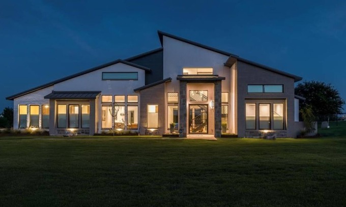 Waxahachie House | Create amazing memories in contemporary 2024 Lake Retreat with Pool & Hot Tub.