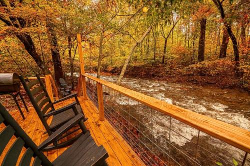 Rocky Grove House | Creekside - 7 Min to Park 20 Min to Gatlinburg