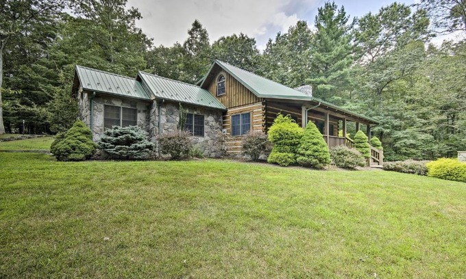 Berkeley Springs House | Creekside Berkeley Springs Cabin on 35 Acres!