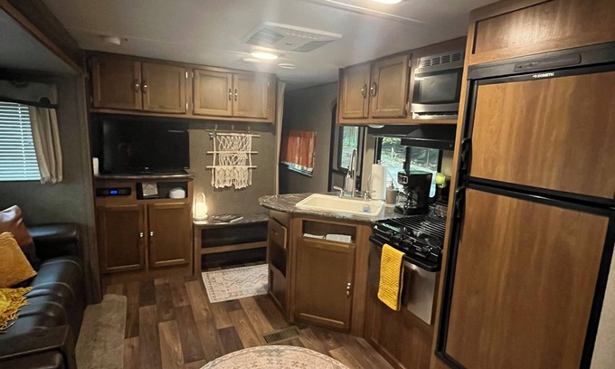 Dellslow House | Creekside Hideaway, Cozy 2-bedroom RV, Morgantown, WiFi, Firepit, Hammock,Grill