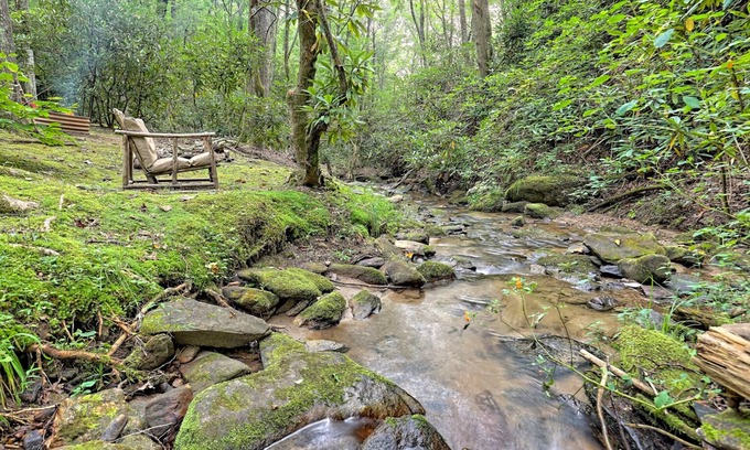 Sky Valley Cottage | Creekside Hideaway is private with no steps close to the golf course/clubhouse