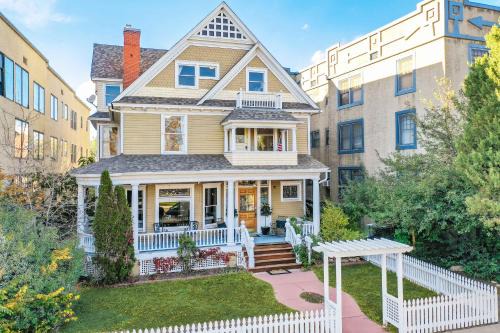 Central Colorado Springs House | Crescent Estate - Golf Hot Tub BBQ Large Groups