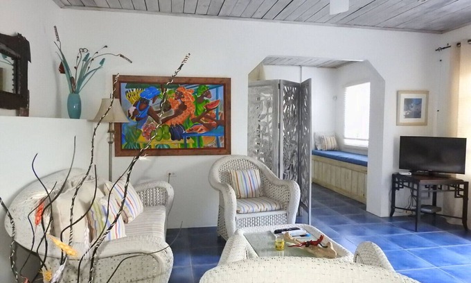 Black Rock House | Crew's Nest at Bayview Villas, Poolside Studio close to Grafton Beach