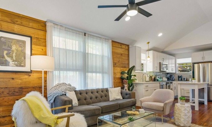 East Cesar Chavez Apartment | Cross St xxxxxxxxxxx