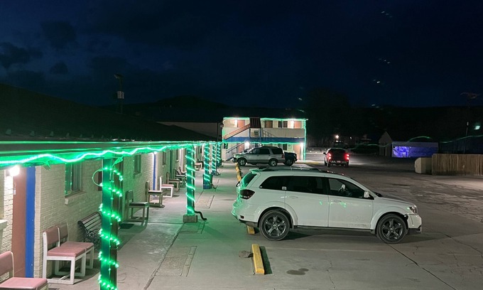 Raton Hotel | Crown Inn