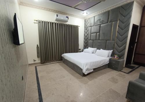E-11 Sector House | Crown Lodges E11-4