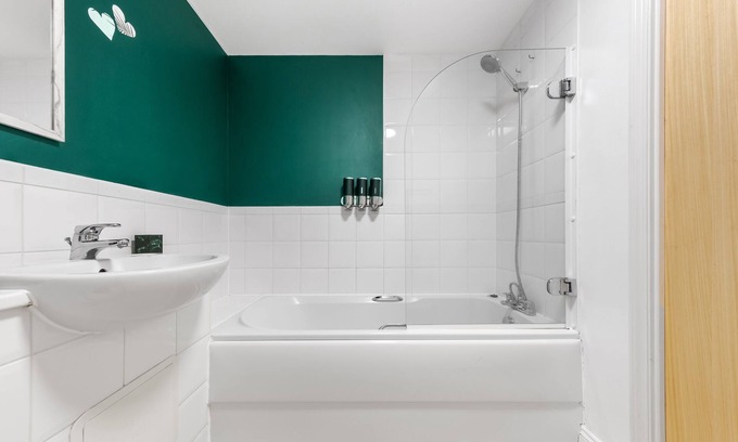 Bensham Manor Apartment | Croydon Spacious - FBS Homes