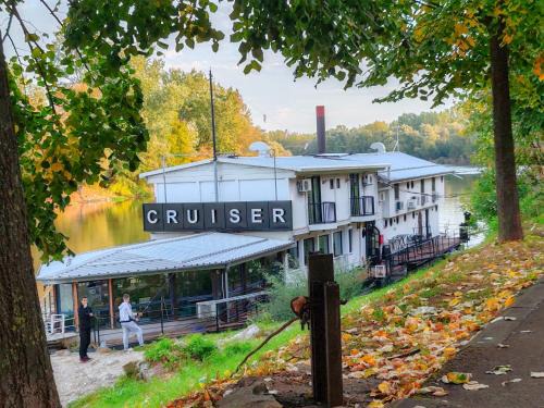 Central Serbia Boat Rental | Cruiser restoran