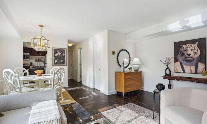 Aurora Highlands Apartment | Crystal City Boutique Flats/Free Parking