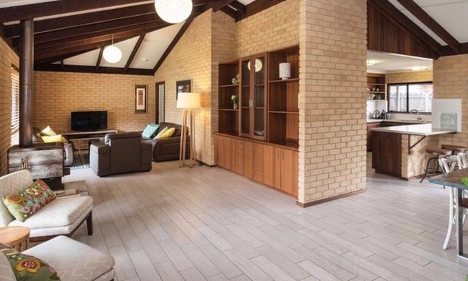 Quindalup House | Crystal Shores - Family Friendly, Pet Friendly - Wifi