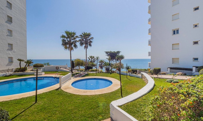 Calahonda Apartment | Cubo’s La Bambera First Line Beach/sea views/free wifi
