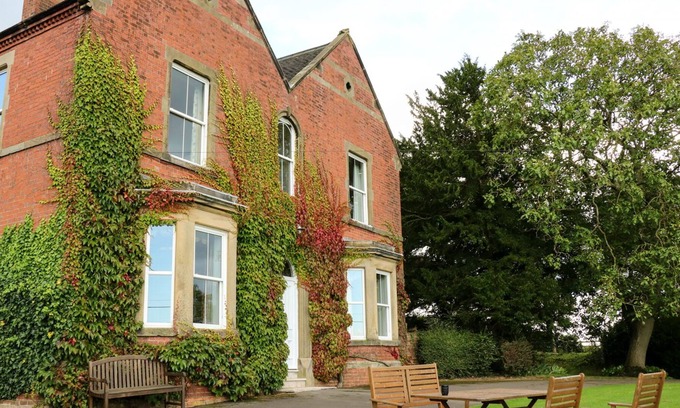 Dalbury Lees Cottage | CULLAND MOUNT COTTAGE, family friendly, with open fire in Brailsford