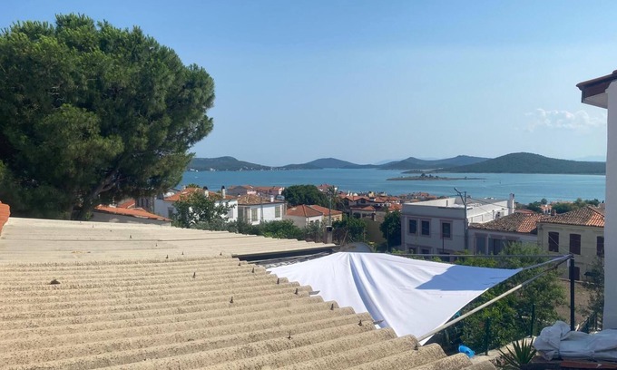 Ayvalik House | CUNDA MERKEZ DE MÜSTAKİL EŞYALI YAZLIK DENİZ MANZARALI TAŞ EV