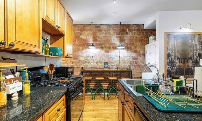 Cleveland Apartment | Curated 2BR in Cleveland’s coveted Cedar-Fairmount district—steps from Case Western, University Cir, museums/fine dining. Ideal for medical & business pros, families, students, or extended stay seeking style, comfort, & a walkable, upscale location.