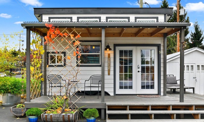 Kerns House | ❤️Custom Tiny w/ Vineyard Vibes, Firepit, Kitchen, Next to PDX's Best Eat✨