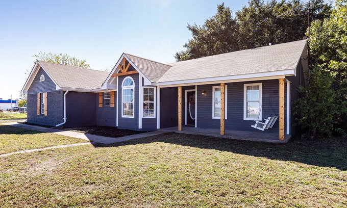 Crawford House | Cute Country Home Minutes From Magnolia & Baylor