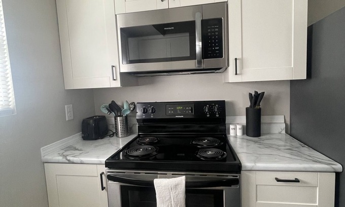 Overland Park Apartment | Cute & Cozy 1-bedroom apartment with balcony in Overland Park