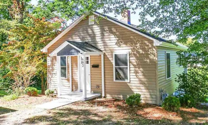 Lincolnton House | Cute Downtown Cottage in Lincolnton