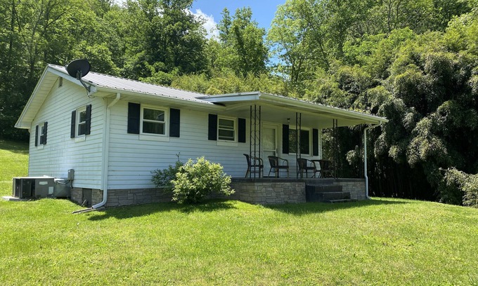 Cosby House | Cute house convenient to Gatlinburg, Pigeon Forge, and hiking in the smokies.