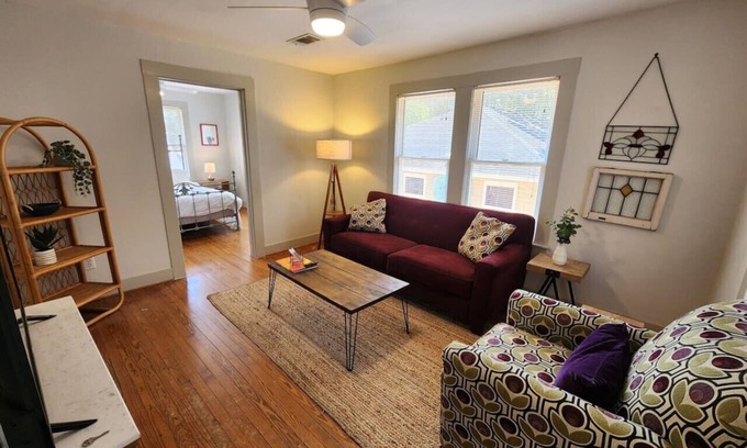 Woodland Heights House | Cute & Quiet Garage Apt Home