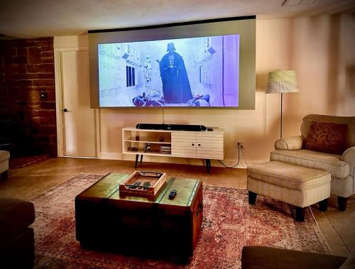 Valley View House | CVNP & Chill I Movie Projector I Awesome Backyard