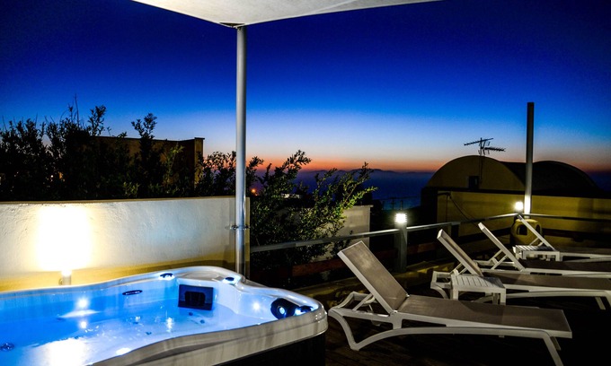 Oia Villa | Cycladic apartment with jacuzzi