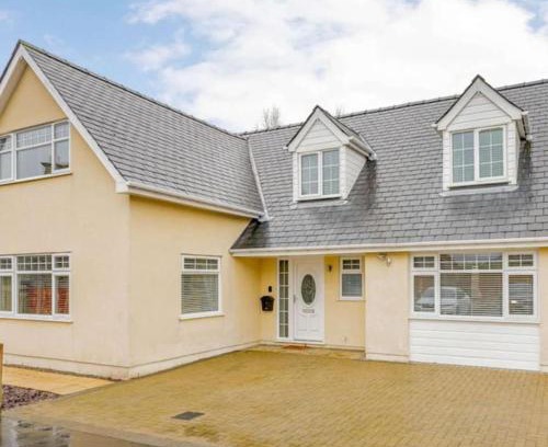 Penygroes House | Cysgod Y Dyffryn - Luxury holiday cottage sleeping 8, Hot Tub available