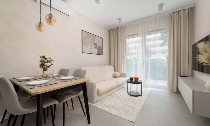 Wroclaw City Center Apartment | Czysta 4 Wrocław | Beige Apartment with Garden, Desk and Air Conditioning