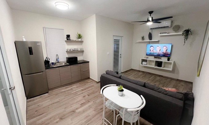 Pugnado Afuera Apartment | D'lujo Apt. #2 con A/C, Wi-Fi & Parking
