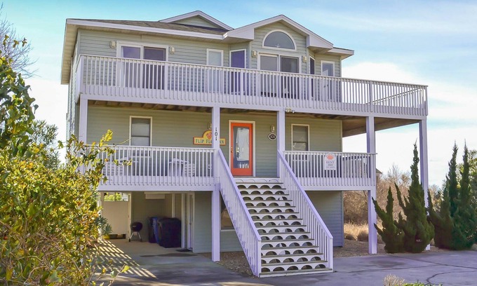 Carolina Dunes House | D3905 Flip Flop Inn. Courtyard w/Pool, Hot Tub, Well-Maintained, WiFi