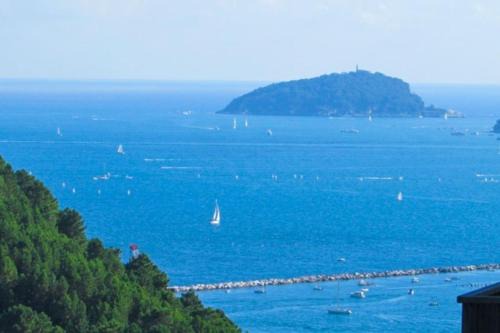 Pitelli Apartment | Dalla Isi il giardino sul golfo