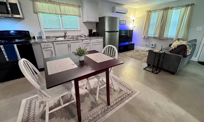 Oak Cliff Apartment | Dallas - Bishop Arts Guest Cottage - Pet Friendly!