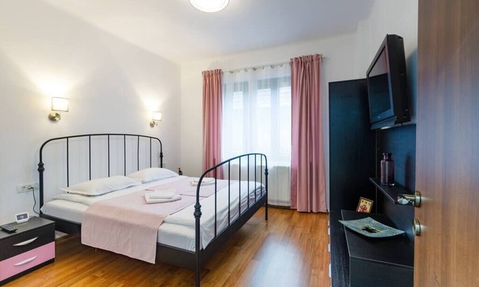Centrul Vechi House | Dante Apartment Stylish Residence in Brasov's Historical Center - Free Parking