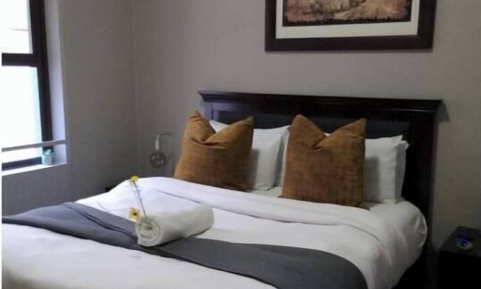 Greater Johannesburg Metropolitan Area Condo | Dante’s Rosebank Stylish 1-bed free WiFi/Cinema