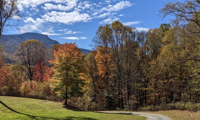 Seven Devils House | Darren's Place is a rustic secluded mountain home, with lots of space to roam.