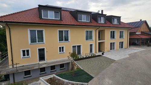 Wilhering Bed & Breakfast | Das Bründl - Frühstückspension und Camping