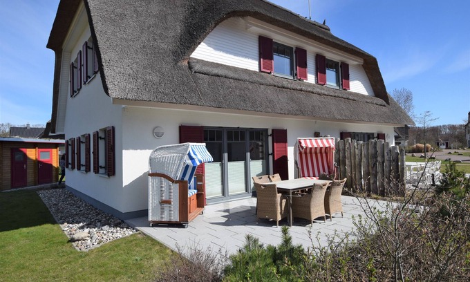 Tarnewitz House | "Dat Smucke Huus" = luxury under thatch in the resort Mariannenweg in Boltenhagen