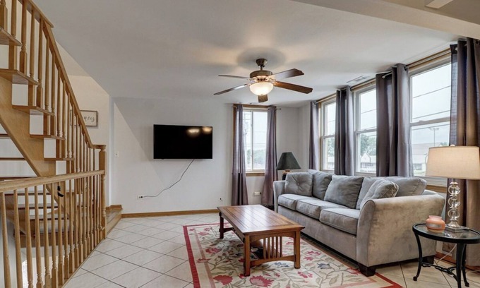 Des Plaines Apartment | David s Vacation Escapes Getaway Sleeps 6