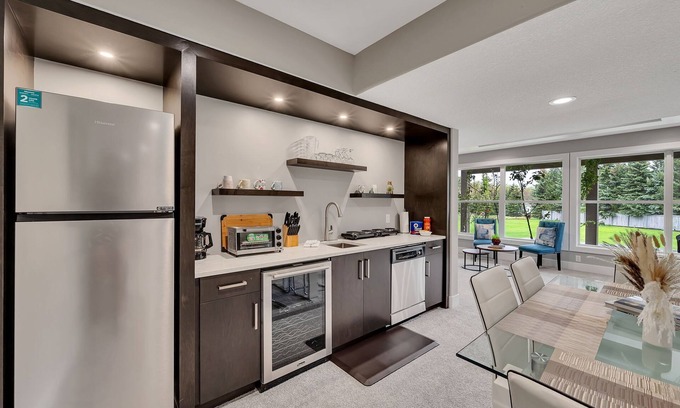 Division No. 11 Apartment | DaVinci - Tranquil 4bdrm Retreat with Pond Access