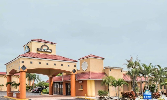 Biggar Hotel | Days Inn by Wyndham Fort Myers