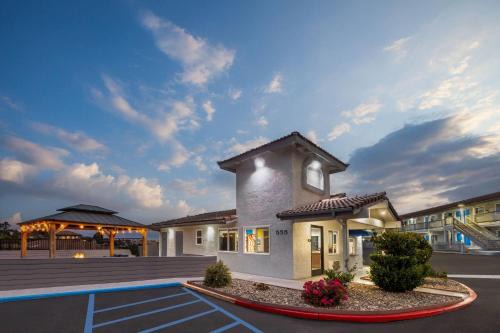 Arroyo Grande Hotel | Days Inn by Wyndham Arroyo Grande Pismo Beach