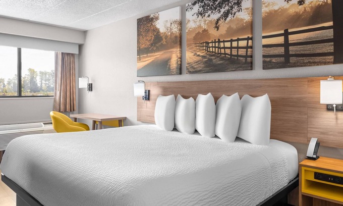 Cloverdale Hotel | Days Inn by Wyndham Cloverdale Greencastle