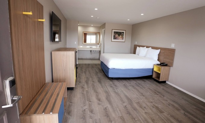 Hemet Hotel | Days Inn by Wyndham Hemet
