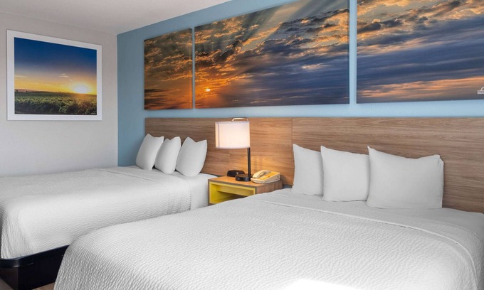 Neenah Hotel | Days Inn by Wyndham Neenah